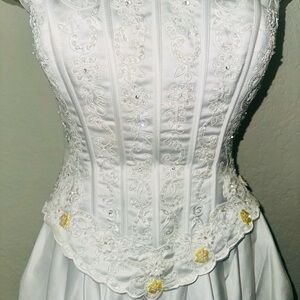 Chic White Dress with Floral Embroidery